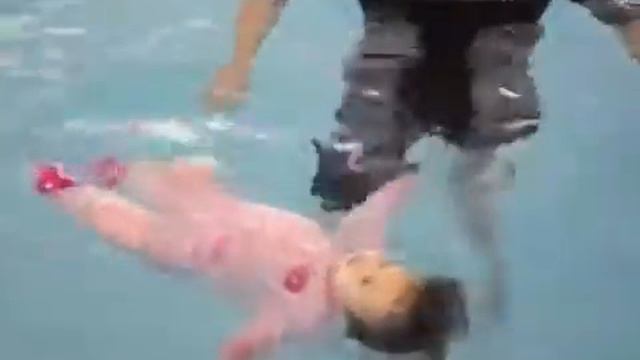 Дети малыши в бассейне. Kids and swimming смотреть онлайн
