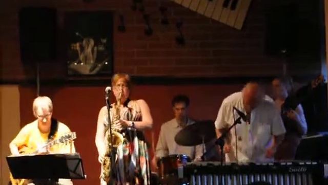 Matti Heinivahon Johtokunta feat. Juli Wood - Softly as in a Morning Sunrise смотреть онлайн