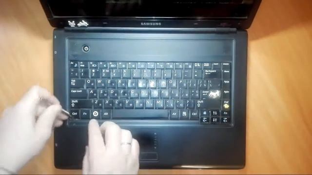 Как снять клавиатуру на ноутбуке Samsung R503 (NP-R503H) смотреть онлайн