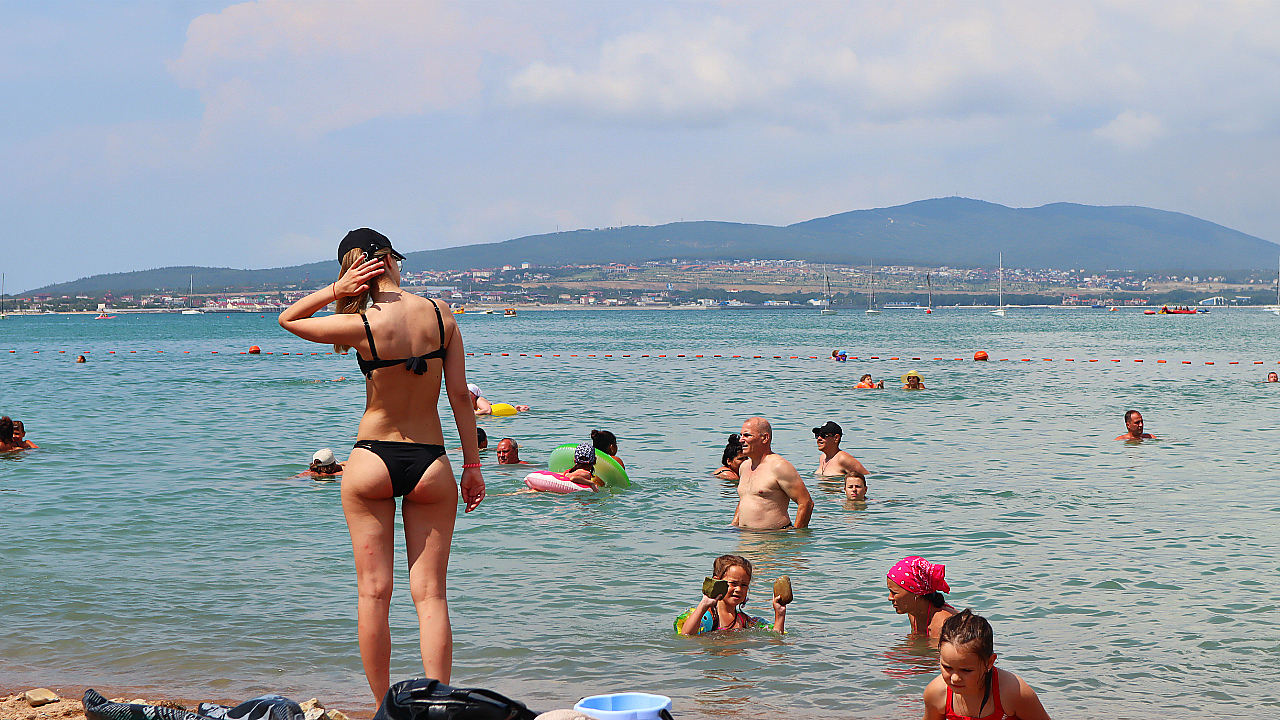 Так выглядит пляж в Геленджике. Очевидно людская перенасыщенность. смотреть онлайн