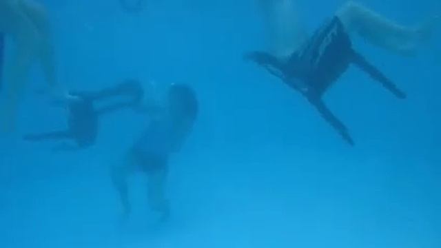 Fun in the pool with Canon D10 смотреть онлайн