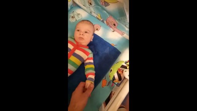 Baby enjoys playing to music Под музыку с удовольствием играет малыш смотреть онлайн