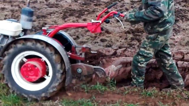 Вспашка сырой земли ранней весной смотреть онлайн