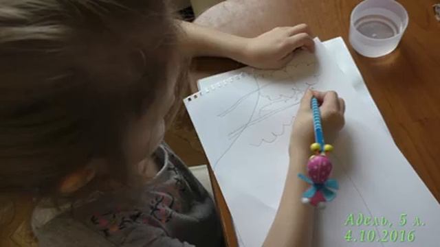 Маленькая дочка рисует осень смотреть онлайн