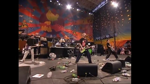Dexter Holland almost laughs on Woodstock 99 (first non-Green Day video) смотреть онлайн