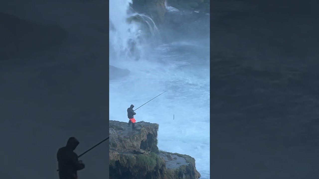 Стихия Дюденского водопада. Экстремал рыбак ловит под водопадом. смотреть онлайн