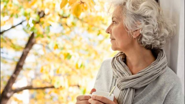 У могилки отца ко мне подошла молодая женщина. Узнав кем была её мама я не смогла сдержать слёз... смотреть онлайн