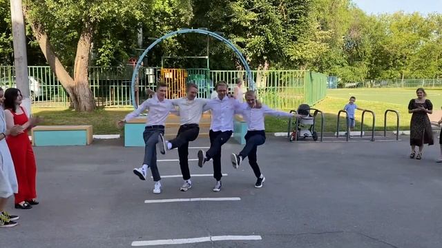 Выпускной 9 класс - флешмоб на улице смотреть онлайн