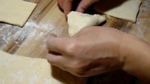Простые и быстрые пирожки из дрожжевого слоёного теста и сыра