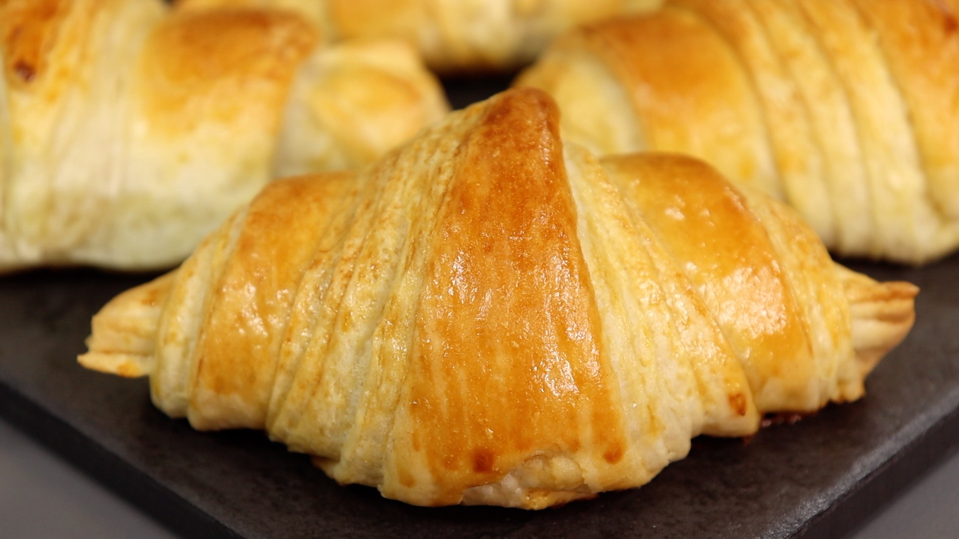 Больше НЕ ТРАЧУ на КРУАССАНЫ целый день! КРУАССАНЫ из дрожжевого слоеного теста | рецепт круассанов смотреть онлайн