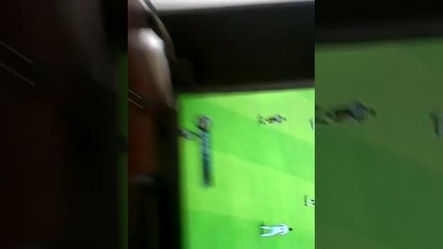 Маленький мальчик играет в FIFA 15 смотреть онлайн