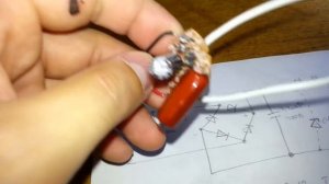 кулер 12 вольт запитываем от 220 вольт через гасящий конденсатор.