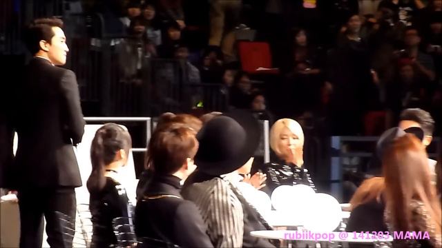 [Fancam] 141203 MAMA in Hong Kong - 송승현 gives rose to IU (Taeyang,Epik High,Winner) смотреть онлайн