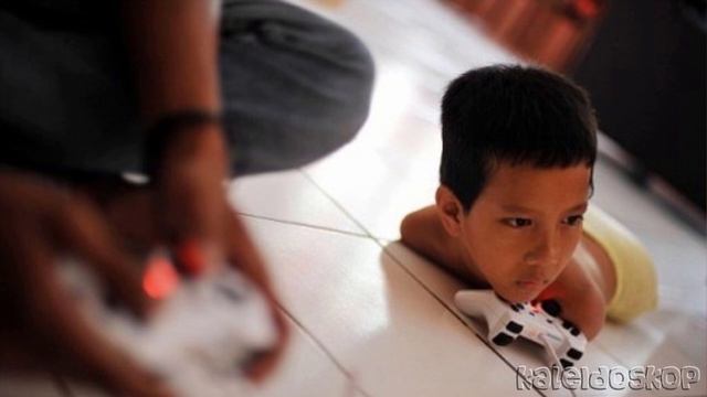 11-летний Мальчик Тийо Сатрио, рожденный без Рук и без Ног, научился играть в компьютерные игры. смотреть онлайн