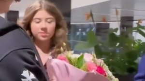Камиль обнял Милану💕🔥❤️ и подарил цветы 🌷
