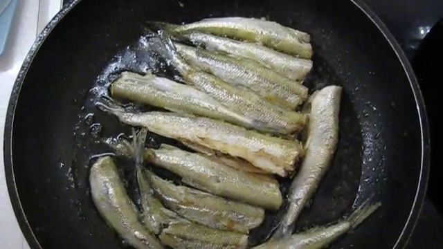 Эксперимент- вкуснее жарить корюшку в муке или без? смотреть онлайн