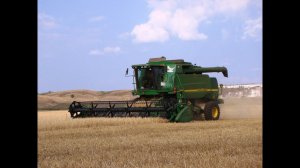 Зерноуборочные комбайны John Deere 9560 в действии