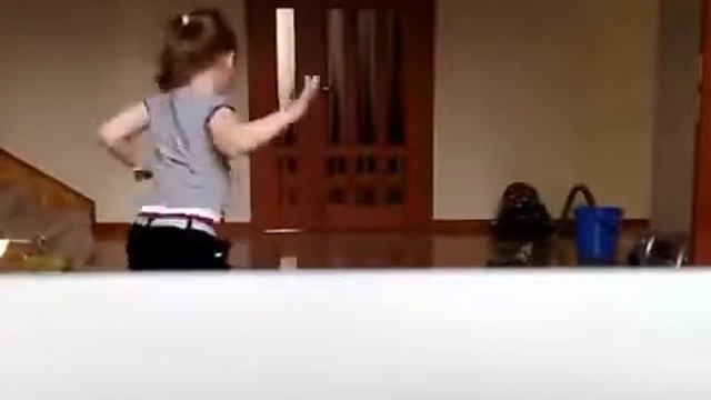МАЛЕНЬКАЯ ДЕВОЧКА ОЧЕНЬ КЛАССНО ТАНЦУЕТ\СМОТРЕТЬ ВСЕМ! смотреть онлайн