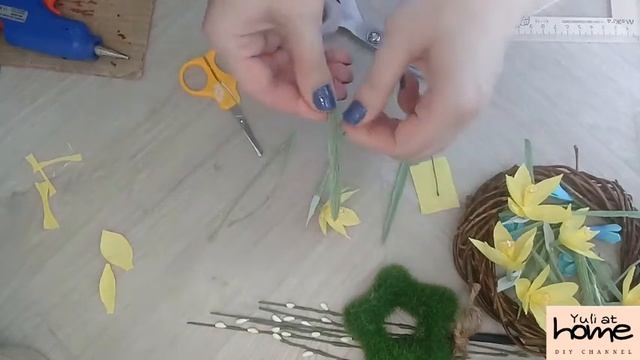 НАРЦИССЫ из бумаги / ВЕНОК с нарциссами / DIY Yuli at home смотреть онлайн