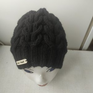 ШАПКА С ОБЪЕМНЫМИ КОСАМИ СПИЦАМИ.