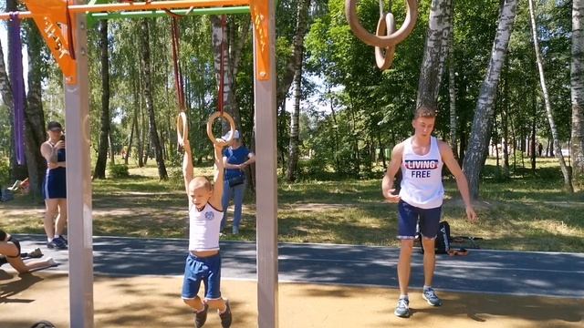 Тренировка с профессиональным гимнастом смотреть онлайн