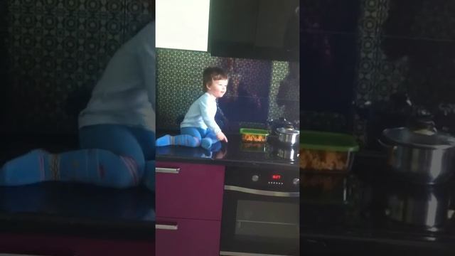 Бабушка кормит внука