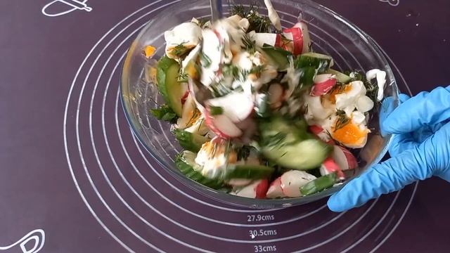 Простой,весенний свежий салат с редисом,огурцом и яйцом.Приятного аппетита и хорошего настроения. смотреть онлайн