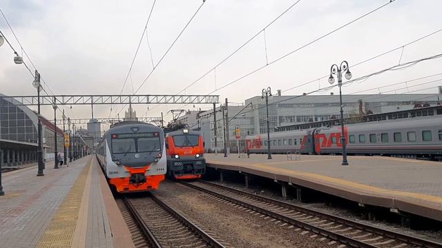 Отправление электровоза ЭП20-051 со скорым поездом №107 сообщением Москва-Брянск смотреть онлайн