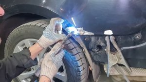 Удаление ржавчины на заднем крыле. Ремонт крыла пораженного ржавчиной насквозь! Ставим латку.Удалени