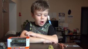 Вадим распаковывает игрушки