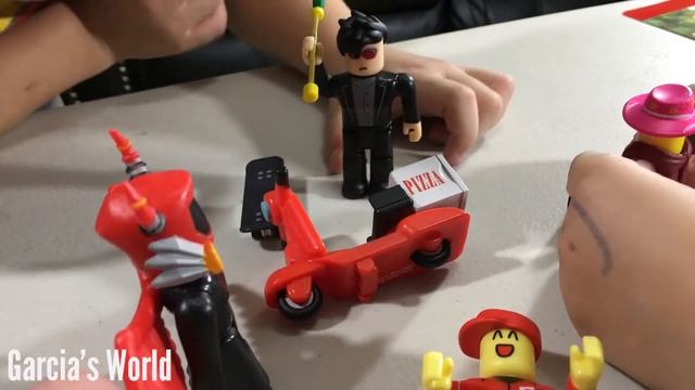 UNBOXING ROBLOX'S NEW SERIES 1 TOYS -Mr. Bling Bling | Lord Umberhallow | High School | Pizza Place смотреть онлайн