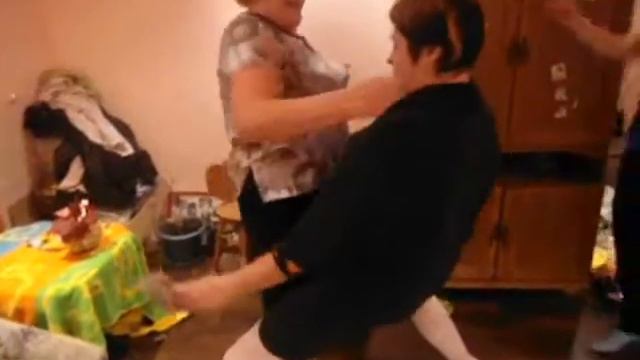 бабушка под чем то, в 74 года отжгла смотреть онлайн