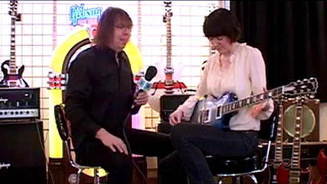 Julie's Gibson Guitar Lesson смотреть онлайн