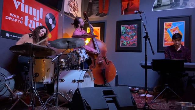 jazz trio - Sofia Goodman, Leland Nelson, Josh Karas - Vinyl Tap Nashville смотреть онлайн