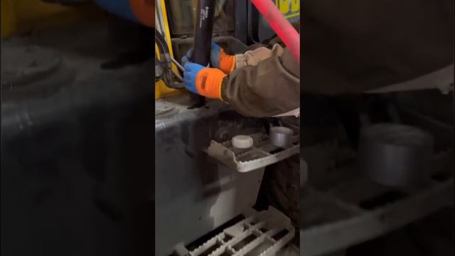 Как слить масло с гидробака JSB 3cx смотреть онлайн