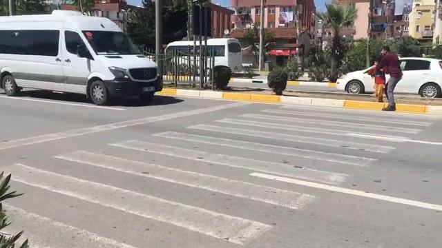 Зачем в Турции пешеходные переходы, если на них никогда не останавливаются машины? смотреть онлайн