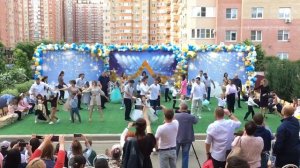 Выпускной в детском саду. Танец детей с родителями.