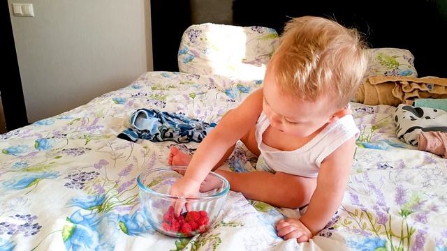 КУШАЕМ ЯГОДКИ ВКУСНЯШКИ | ARZHANFAMILY смотреть онлайн