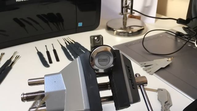 (006) Wafer lock picking - car door lock (Peugeot 107) смотреть онлайн