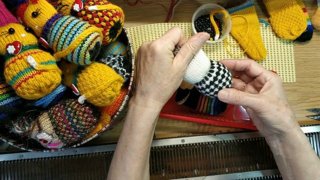 Вязаные игрушки. Подарки к праздникам. смотреть онлайн