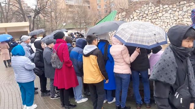 Московские медведи проснулись после зимней спячки смотреть онлайн