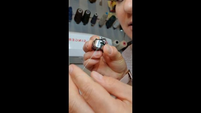 Cum sa instalează suveica la mașina de cusut Singer, cum se bagă mosorelul în suveică смотреть онлайн