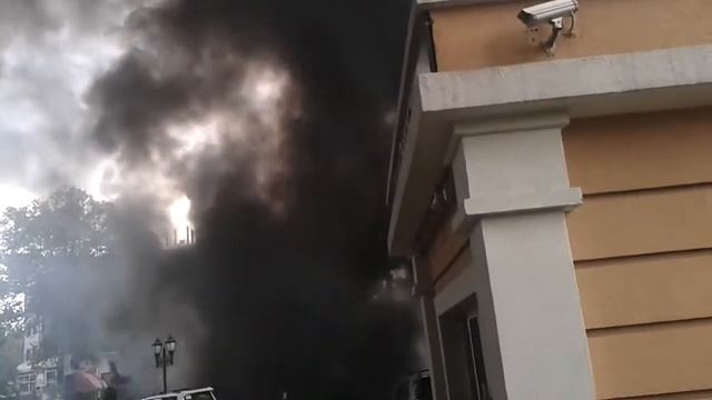 Бензовоз врезался в дом, жуткое зрелище((