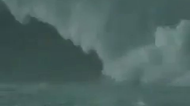 Серфинг во время урагана Ирма во Флориде смотреть онлайн