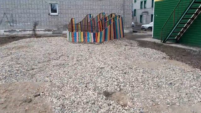 Няндома. Тополя вырублены. Что за странное сооружение? Кто знает, кому это? смотреть онлайн