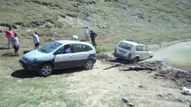 Renault Scenic RX4 VS Lada Niva (Off Road) смотреть онлайн
