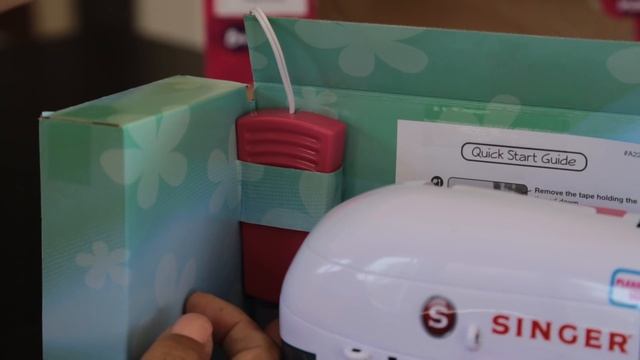 Singer Elegant Chainstitch Sewing Machine - A2214 (Unboxing and Battery Installation) смотреть онлайн