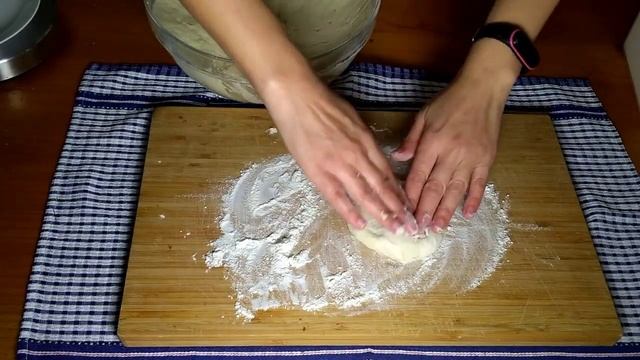 Сдобные домашние булочки из дрожжевого теста с корицей и с сахаром. Мягкие и вкусные. Рецепт просто смотреть онлайн