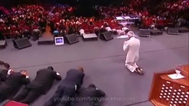 Benny Hinn bows before God (1) смотреть онлайн