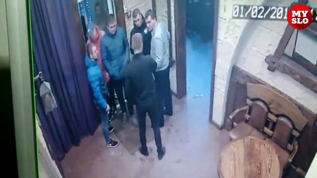 Пьяный сотрудник УФСИН «зажигает» в новомосковском клубе. смотреть онлайн